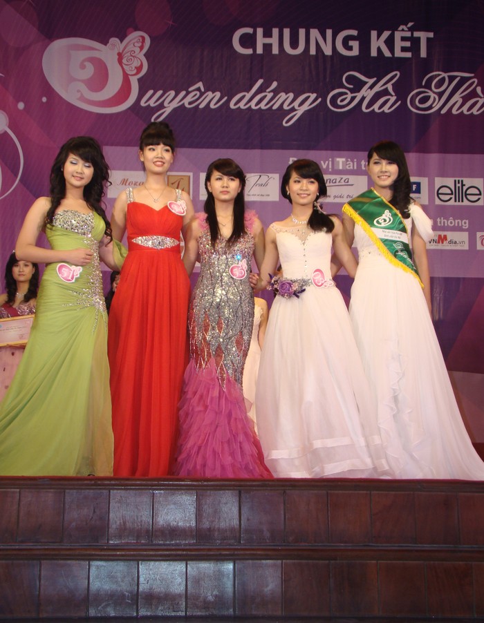 5 thí sinh xinh đẹp xuất sắc nhất lọt vào vòng thi ứng xử trong cuộc thi Chung kết Duyên dáng Hà thành 2012